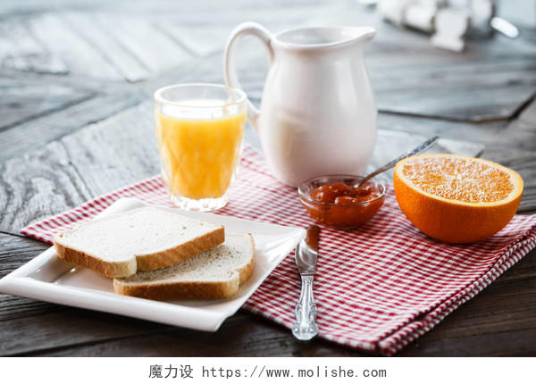 健康英语早餐与敬酒, 橙汁和果酱在桌上关闭